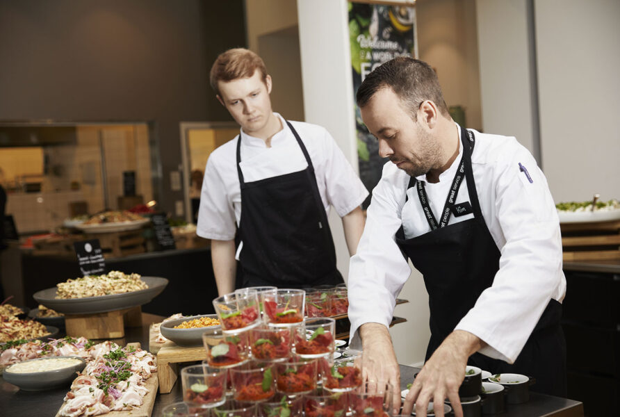 Kokke anretter mad i kantine Kokke anretter mad i kantine